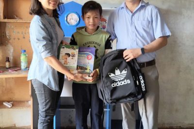 Sáng ngày mùng 3/8/2025, BGH nhà trường đã cùng với các nhà hảo tâm, mạnh thường quân đến nhà 2 em hs hộ nghèo trao tặng bộ sách giáo khoa, vở viết và cặp cho em Hoàng Phước Bảo An, hs lớp 9 và em Trần Nguyễn Bảo Ngân, hs lớp 6