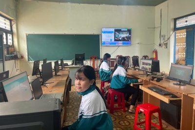 Một số hình ảnh học sinh tham gia thi Olympic tiếng Anh trên Internet (IOE) cấp trường